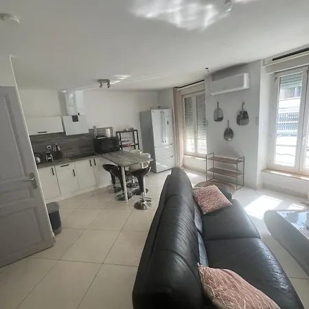 Appart T2 Avec Terrasse Sur Cours Interieur * Narbona